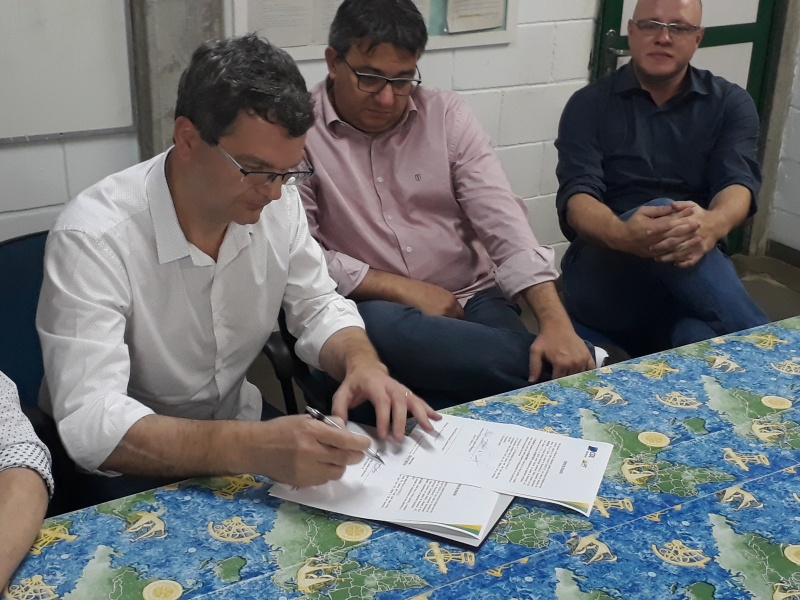 Diretor de Eventos da CDL Blumenau, Antonio Bittelbrunn Junior, também assinou o termo de doação.